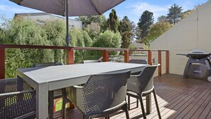 Outdoor dining - A stone's throw to East Beach Tuscany is an idea family holiday home (Port Fairy)