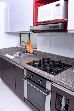 Mikrowelle, Ofen, Wasserkocher mit Kaffee-/Teezubehör