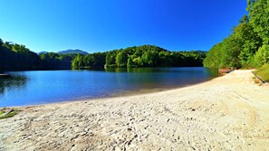 Chaises longues, serviettes de plage