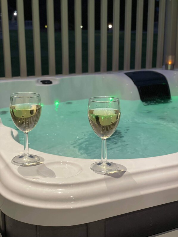 Un bain à remous avec deux verres de vin blanc.