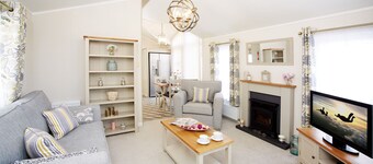 JJs Azelea Lodge With Private Luxury Hot Tub