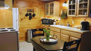 Geladeira grande, micro-ondas, fogão, cooktop