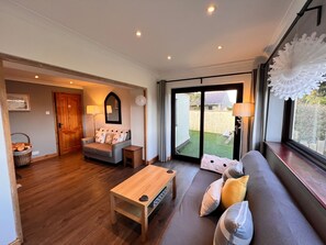 30 インチのテレビ (ケーブル放送視聴可)、暖炉