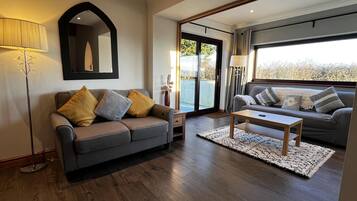 Rumah | Area keluarga | Televisi 30-inci dengan saluran TV kabel dan perapian