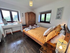 House | 3 bedrooms, iron/ironing board, free WiFi, bed sheets