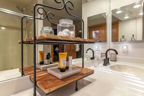 Combined shower/tub, hair dryer, towels