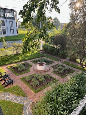 Property grounds - 1830s Cory Cottage – Historic Stay w/ Ocean Views. Walk to everything. (St. Andrews)