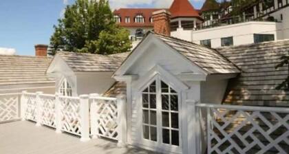 1830s Cory Cottage – Historic Stay w/ Ocean Views. Walk to everything.