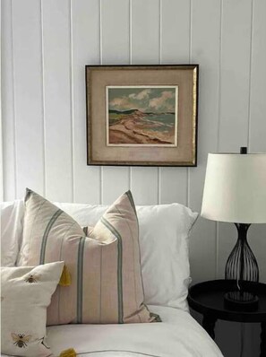 4 soverom, skrivebord, strykejern/-brett og reiseseng for barn