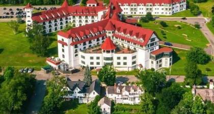 1830s Cory Cottage – Historic Stay w/ Ocean Views. Walk to everything.