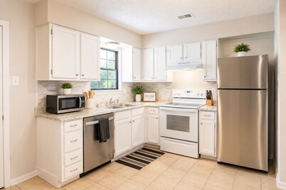 Welcome to Your Home Away From Home
Lovely 2 bedroom townhouse unit