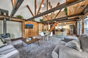 Fernseher, Kamin, Stereoanlage