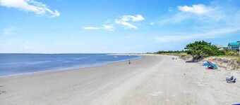 Sun, Sand and Pool : Condo at Savannah, Tybee
