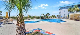 Sun, Sand and Pool : Condo at Savannah, Tybee