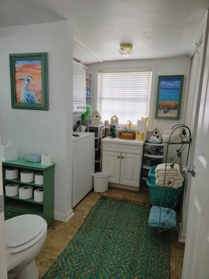 Combined shower/bathtub, hair dryer, towels