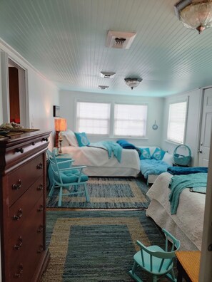 3 bedrooms, iron/ironing board, travel crib, free WiFi - Sunkissed Cottage (Gulfport)