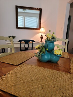 Dining - Sunkissed Cottage (Gulfport)