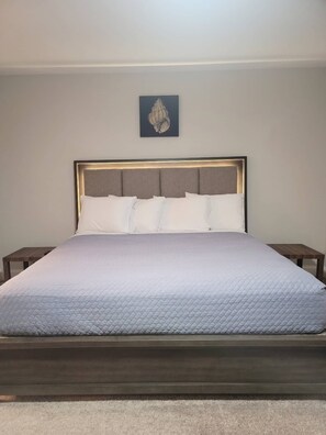 3 habitaciones, escritorio y tabla de planchar con plancha 