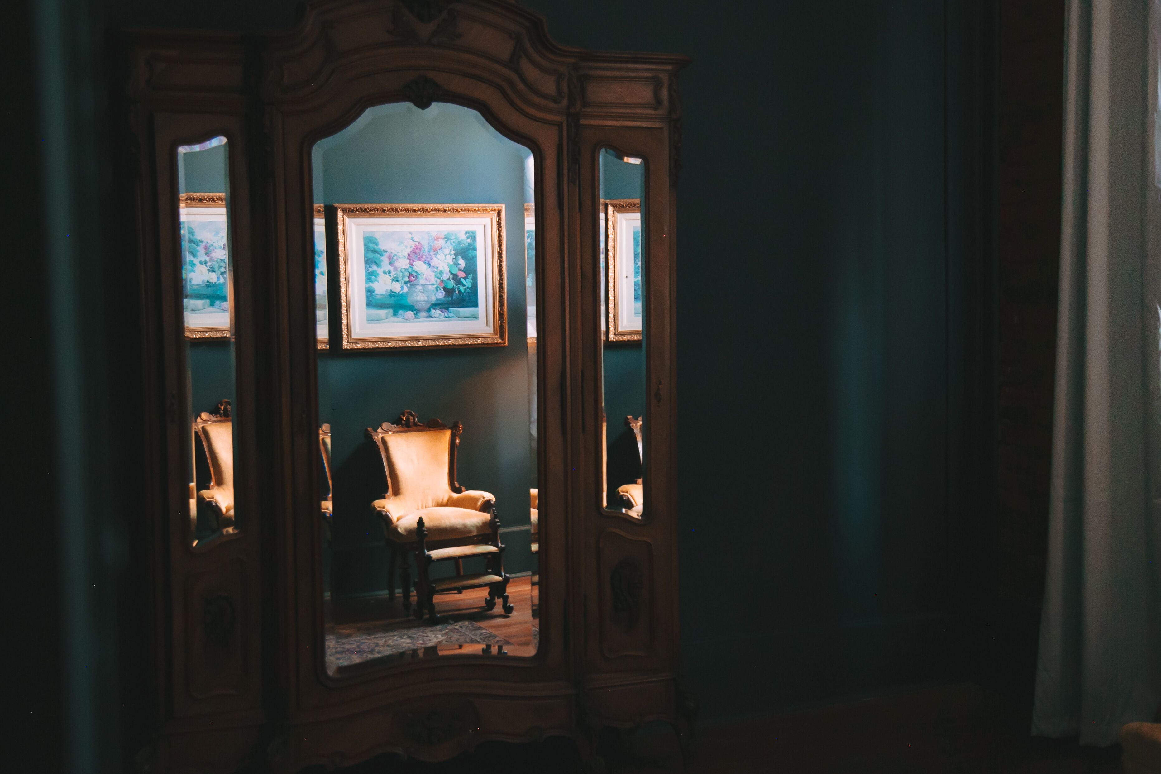 deluxe double room | living area | fireplace