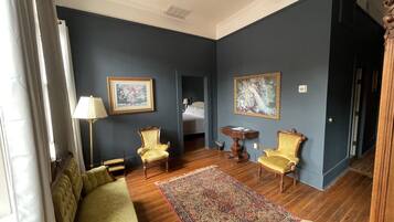 Deluxe Double Room | Ruang tamu | Pendiangan