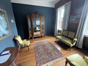 Deluxe-Doppelzimmer | Wohnbereich | Kamin