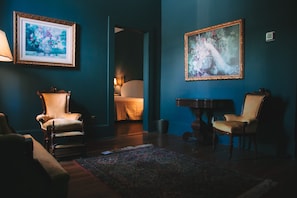 Quarto casal luxo | Área de estar | Lareira