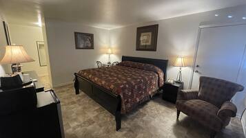 Habitación empresarial | Escritorio, tabla de planchar con plancha, wifi gratis y ropa de cama