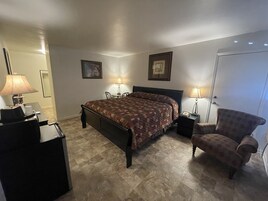 Business Room | Desk, iron/ironing board, free WiFi, bed sheets