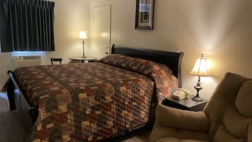 Habitación empresarial | Escritorio, tabla de planchar con plancha, wifi gratis y ropa de cama