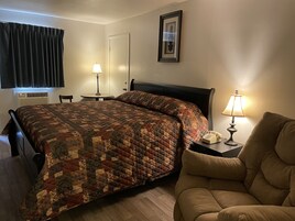 Business Room | Desk, iron/ironing board, free WiFi, bed sheets