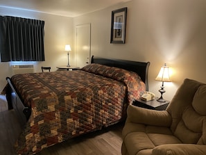 Business Room | Desk, iron/ironing board, free WiFi, bed sheets - Sky Inn (Rockdale)