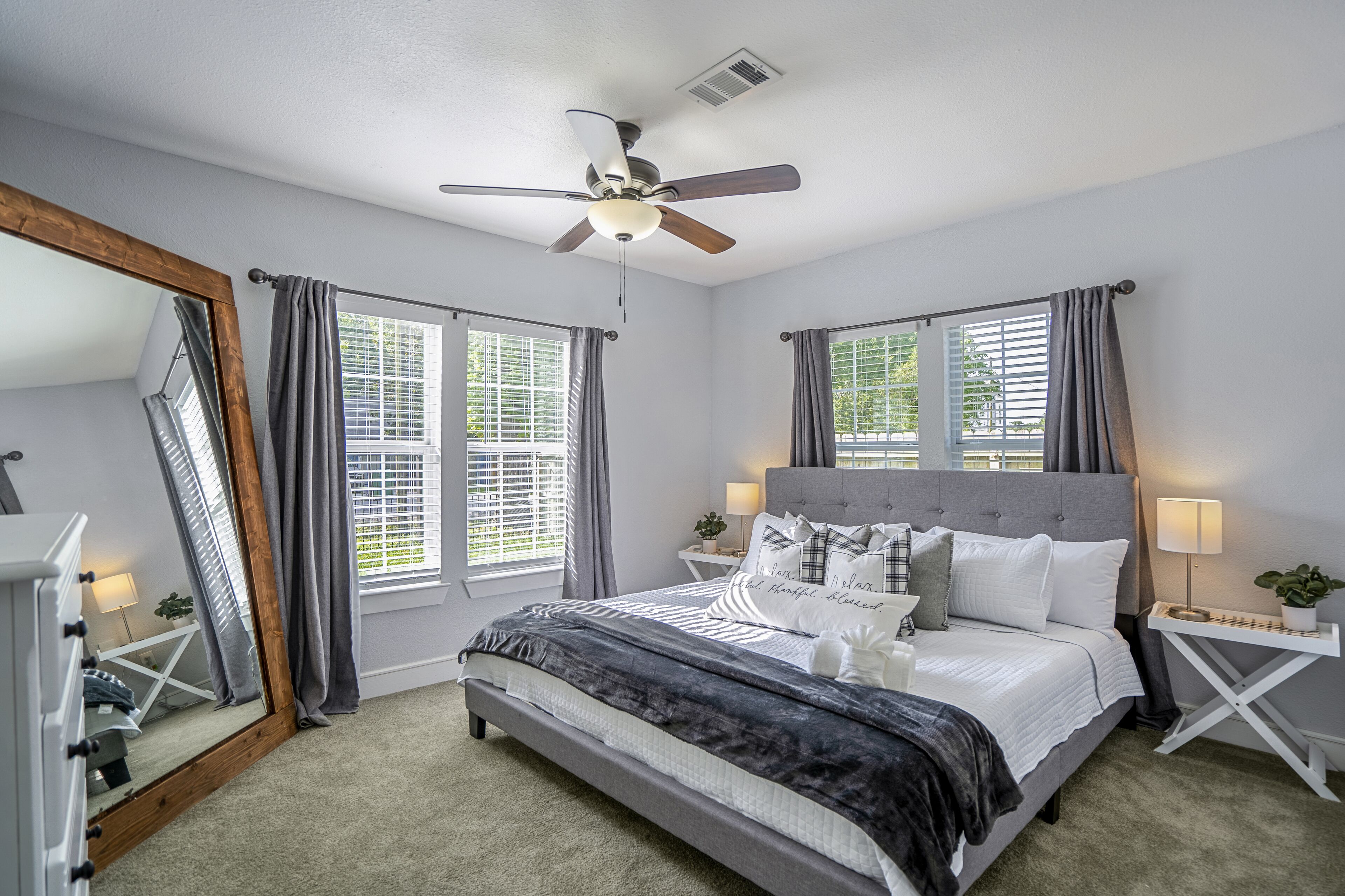 The Blue Farmhouse, A beautiful 3bd 2ba Home