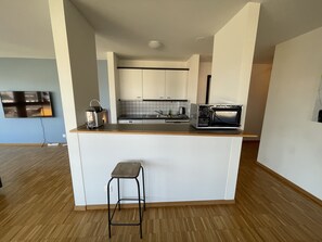 Een koelkast, een magnetron, een oven, een kookplaat