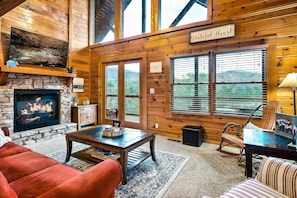 Smart TV, fireplace, video games - Secluded "Adventure Together Cabin" / views / hottub / pool table /sleeps 4 (Sevierville)