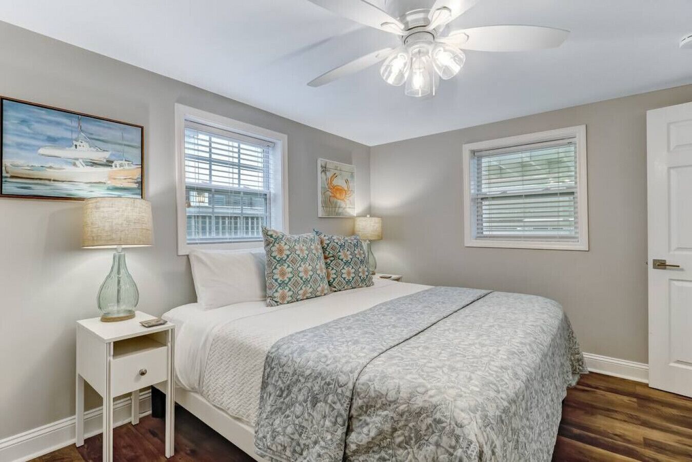 2 chambres, bureau, fer et planche à repasser, lit parapluie