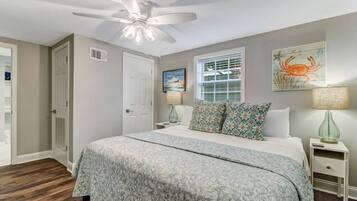 2 slaapkamers, een bureau, een strijkplank/strijkijzer, reisbedje