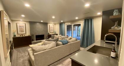 Modern Whole Home 5 BDR with Pikes Peak & Garden of the Gods Views!