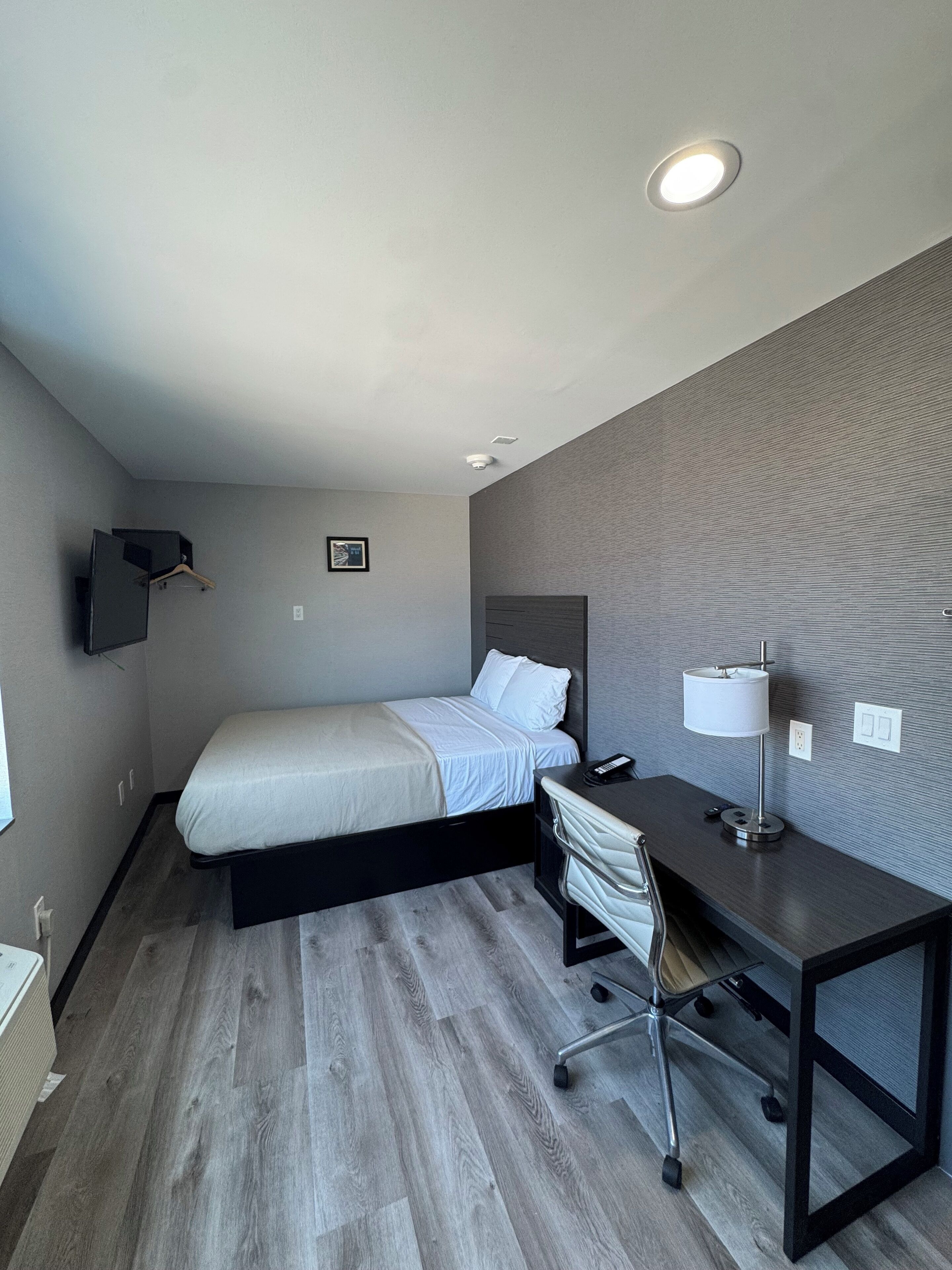 room, 1 queen bed, non smoking | 1 bedroom, desk, free wifi, bed sheets