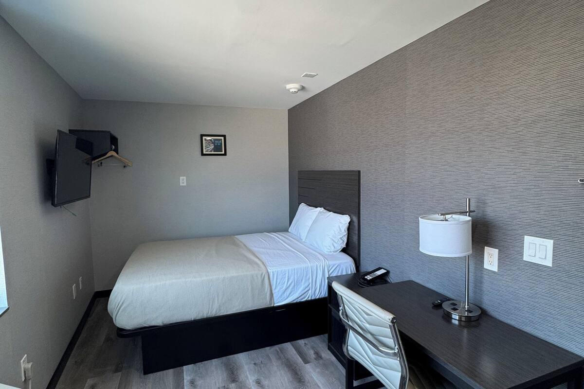 room, 1 queen bed, non smoking | 1 bedroom, desk, free wifi, bed sheets