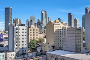 A cityscape with various buildings, including high-rise structures and mid-rise buildings. - Hotel The Villa (Long Island City)