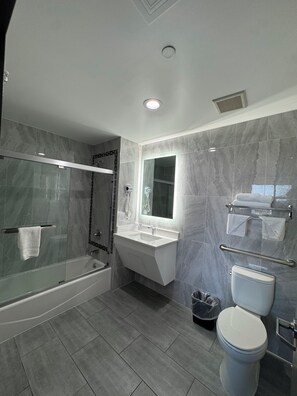 Chambre, 2 grands lits, non-fumeur | Salle de bain | Séchoir à cheveux, serviettes fournies