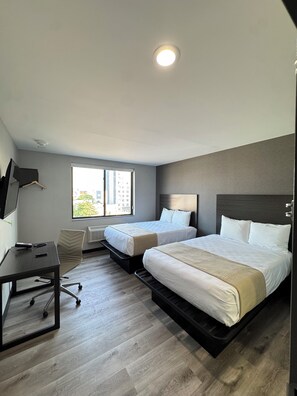 Chambre, 2 grands lits, non-fumeur | Bureau, accès au Wi-Fi (inclus), literie fournie