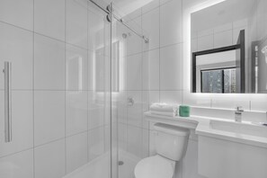 Hair dryer, towels - Hotel The Villa (Long Island City)