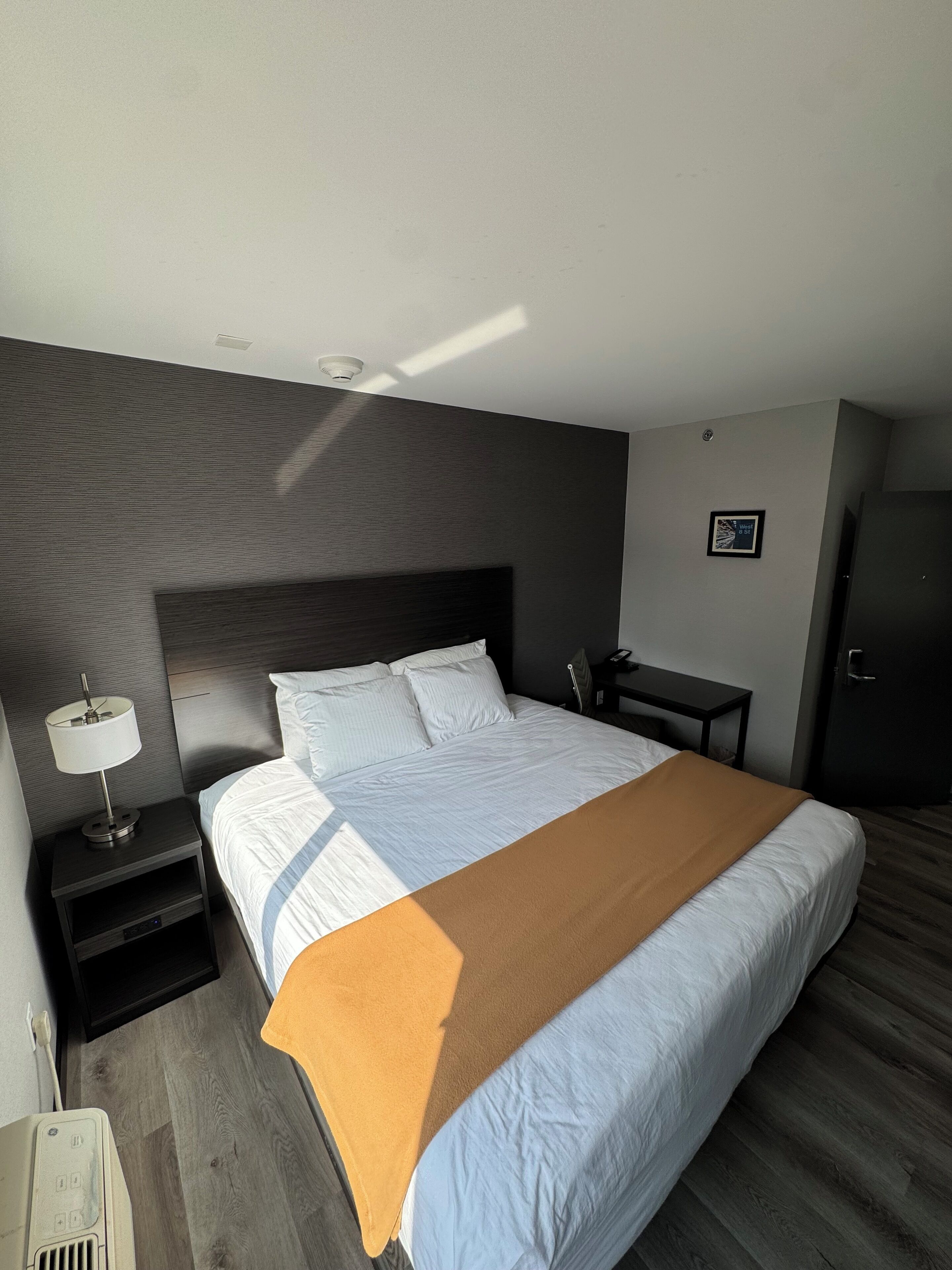 room, 1 king bed, non smoking | 1 bedroom, desk, free wifi, bed sheets