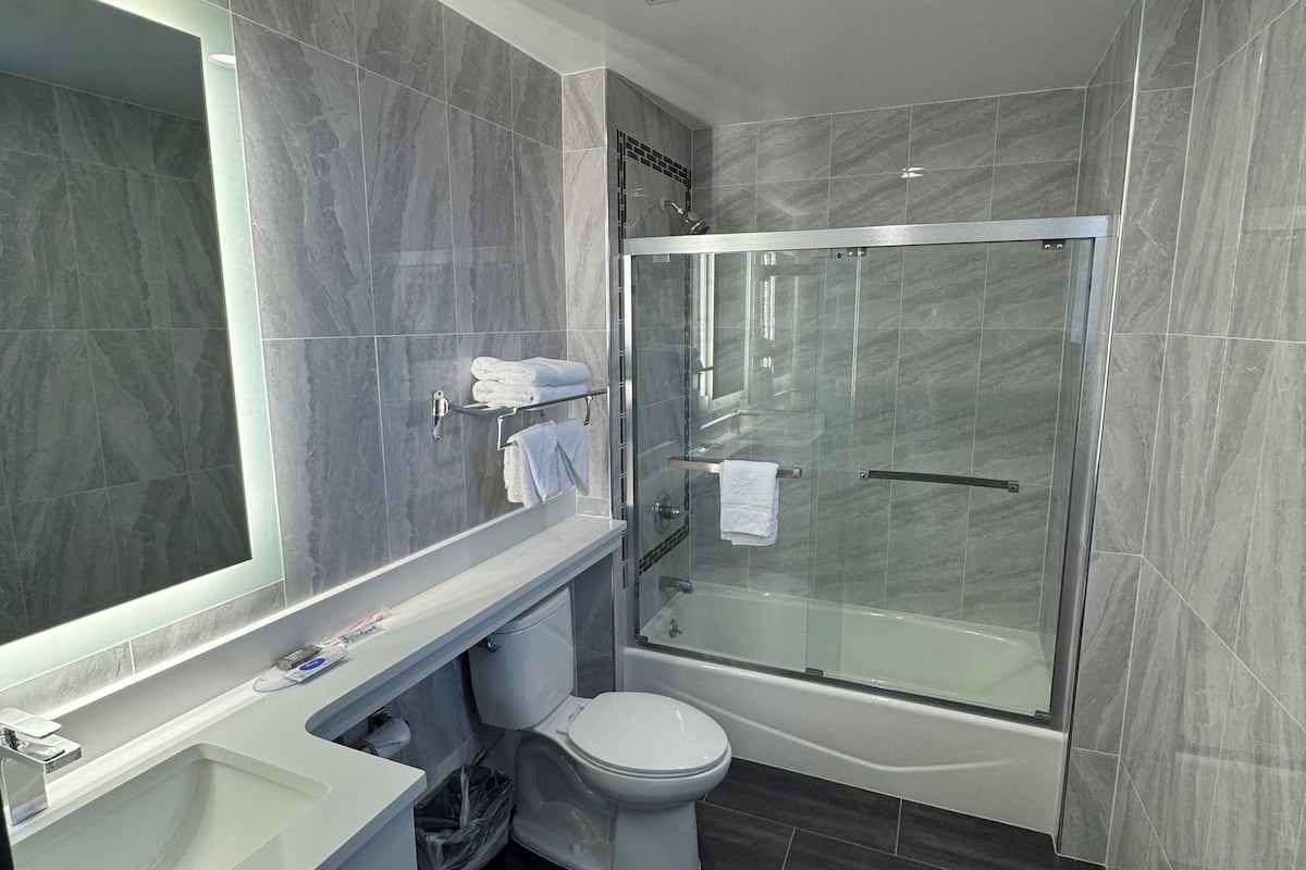 room, 1 queen bed, non smoking | bathroom | hair dryer, towels