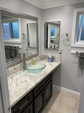 Combined shower/bathtub, hair dryer, towels, toilet paper