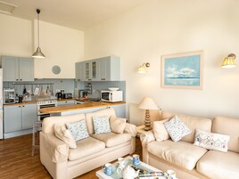 Cottage | Living room | TV, fireplace, DVD player