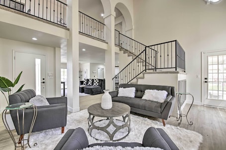 TV, fireplace. Hot Tub! Family-Friendly Home, 8 Mi to Westgate