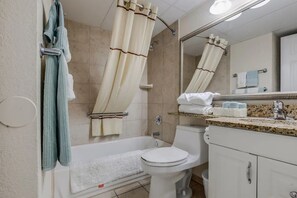 Suihkun ja ammeen yhdistelmä, hiustenkuivaaja, pyyhkeet, saippua