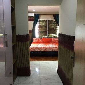 3 bedrooms, desk, WiFi, bed sheets